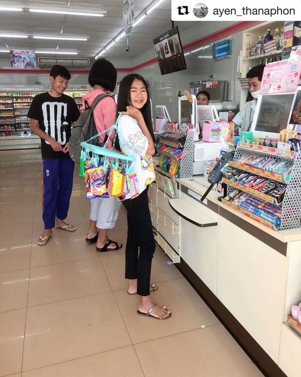 В Таиланде запретили пластиковые пакеты. Тайцы носят продукты в клетках и кастрюлях