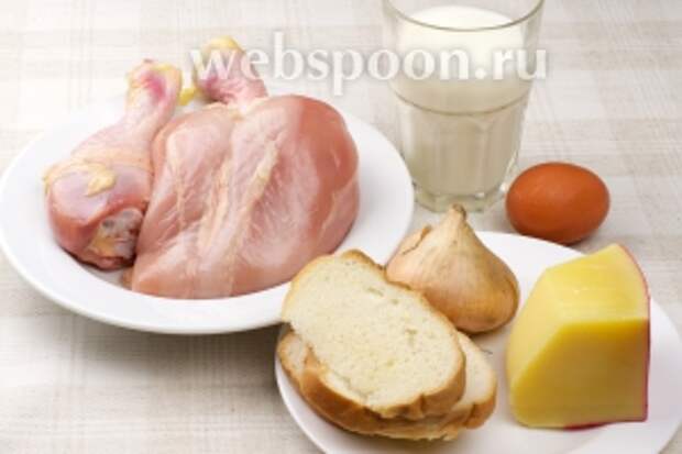 Для приготовления куриных котлет нужны яйцо, сыр, сухой батон, репчатый лук и специи.