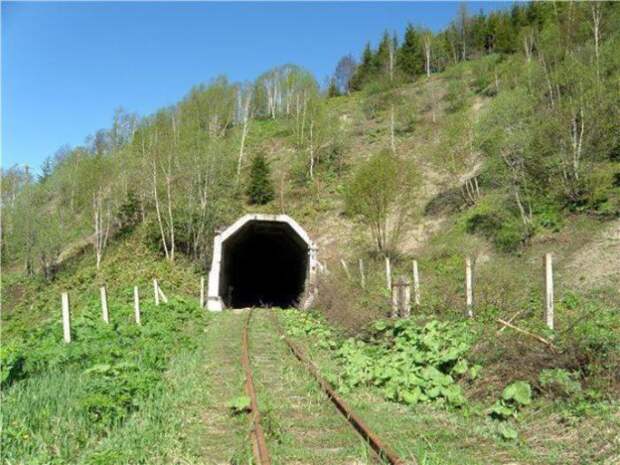 Въезд в тоннель. Источник: https://whitepageshistory.ru/blog/43270774432/Sekretnyiy-podvodnyiy-tonnel-na-Sahalin?nr=1
