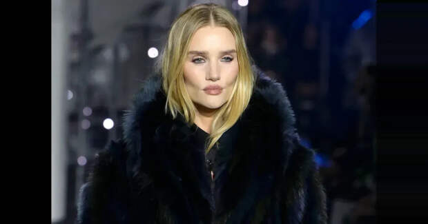 Рози Хантингтон-Уайтли и сын Виктории Бекхэм на подиуме, Джейсон Стэтхем и Кейт Мосс в зале на показе Burberry