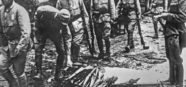 Сентябрь 1945 года. Японские солдаты сдают оружие.