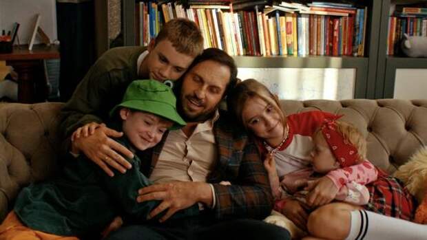 «Папа может»: Александр Ревва остался один с четырьмя детьми