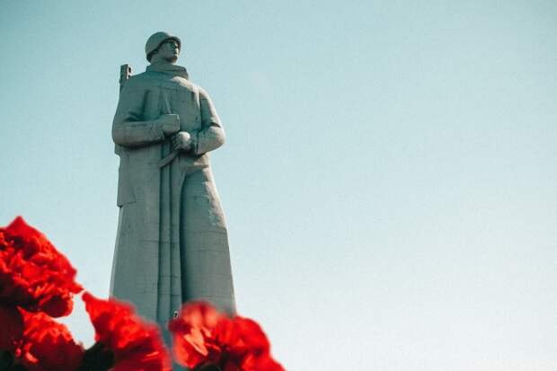 Растоптанная память..... Как Украина перечеркнула свое великое прошлое и предала своих героев