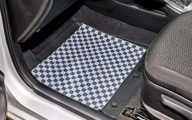 Скользкая тема: чем опасны дешевые коврики в салоне авто