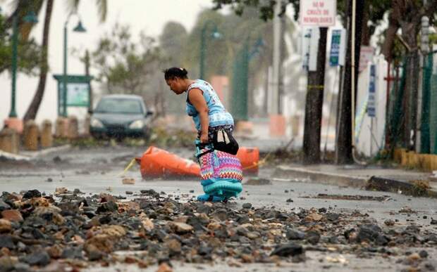 Женщина возвращается домой после урагана. Фахардо, Пуэрто-Рико Центральная Америка, ирма, катастрофа, разрушения, стихийное бедствие, стихия, ураган, флорида