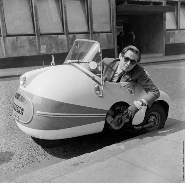 Начнем с малюток. Малолитражка 50cc Mopetta впервые появилась в Штутгарте. Машина была создана в 1958 году и стала одним из первых «тривиллеров». Скорость этого монстра минимализма составляла всего 33 км\ч авто, авто мир, интересное, машины, несуразные, удивительные