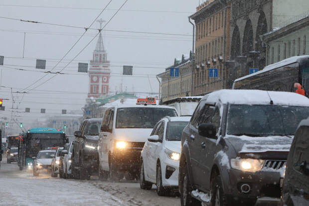 Петербургских водителей призвали быть осторожными на дорогах из-за снегопада