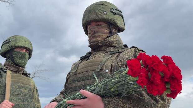 Мотострелки отдали воинские почести героям Великой Отечественной войны в Донбассе