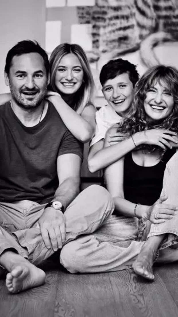 Артём Зуев и Снежанна Георгиева с детьми