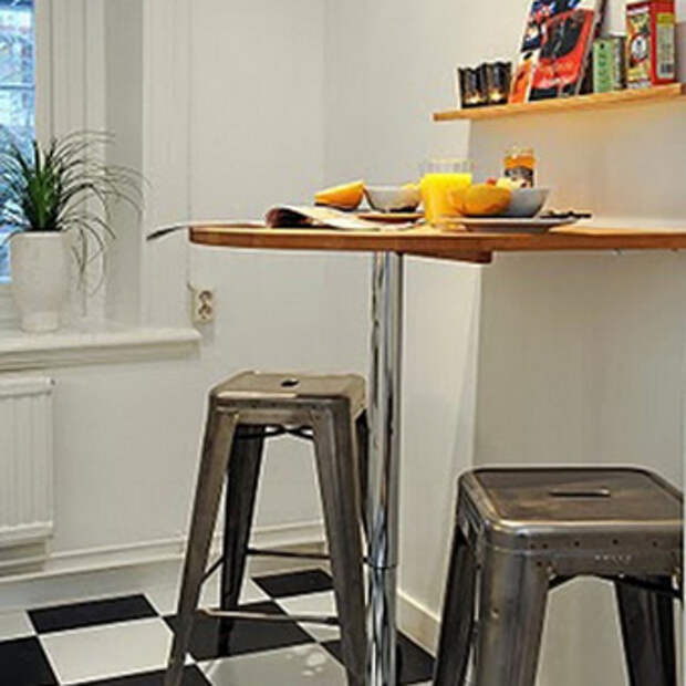 Обеденный стол на маленькой кухне