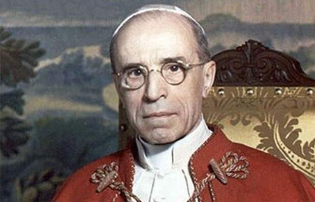 Доказательства того, что Папа Пий XII помогал Гитлеру./ Фото: celebrityrave.com