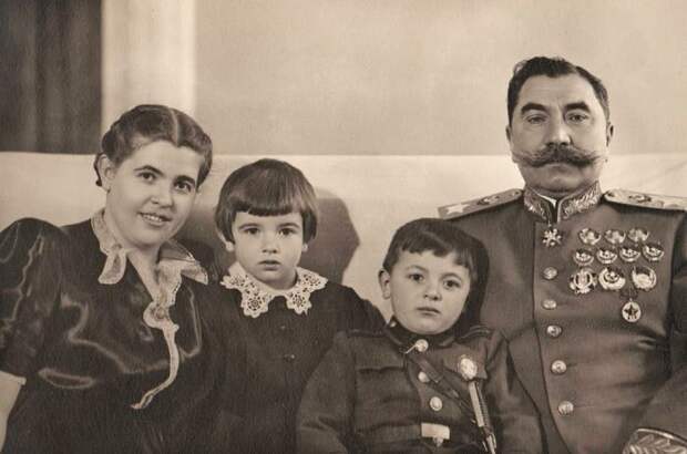 Семён Михайлович Будённый с женой и детьми, Ниной и Серёжей. / Фото: www.mywaymag.ru Семён Михайлович Будённый с женой и детьми, Ниной и Серёжей. / Фото: www.mywaymag.ru