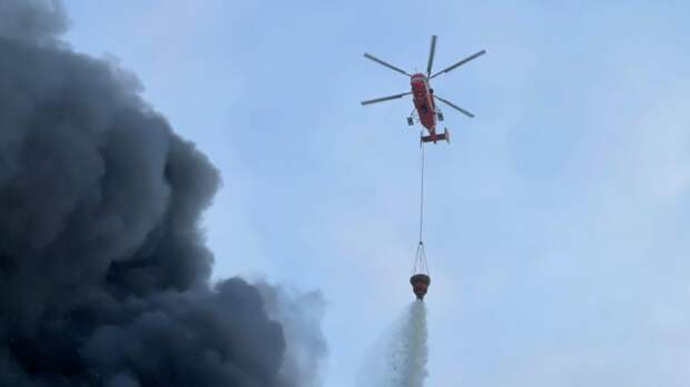 Авиация работает на месте пожара в районе Лужников