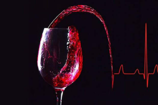 Испанцы пьют вино. Бокал красного вина на черном фоне с огоньками. Они пили вино