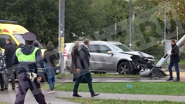 Машина влетела в столб в Москве