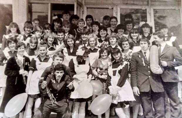 25 мая 1984 год. Москва. Школа № 933, 10-Б. Перед последним звонком. Прислала «Tatbemova@ Tatbemova@».jpg