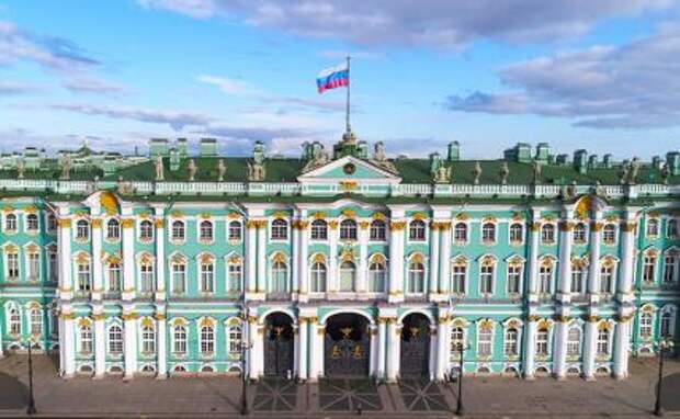 На фото: вид на здание государственного Эрмитажа