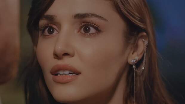 Звезда «Постучись в мою дверь» снялась в платье с разрезом на груди в отеле Милана