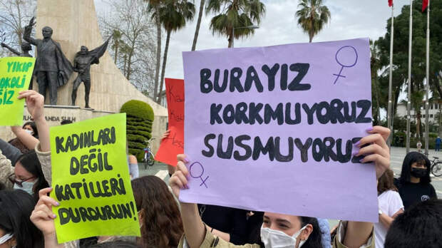 Турецкие женщины вышли на протест, обвинив Эрдогана в узурпации власти