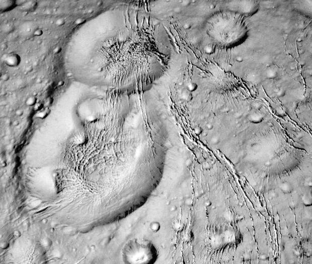 Поверхность Энцелада с кратерами