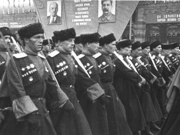 По берлинской мостовой кони шли на водопой...