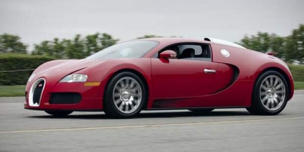 О Veyron написано много, многие считают, что это машина мечты, но это всего лишь теория. Да, ездить со скоростью более 400 км / ч - это то, о чем может мечтать даже Льюис Хэмилтон, но на самом деле владеть этим автомобилем непрактично, и это причина, по которой многие этого не хотят. Во-первых, Veyron весит 1840 кг, что немало. А во-вторых, это стоит более миллиона долларов, а каждая покрышка, которую владелец порвет, стоит не менее 25000 долларов. Добавьте замену масла за 30 000 долларов, чтобы узнать, почему многие пренебрегают этим механизированным слоном.