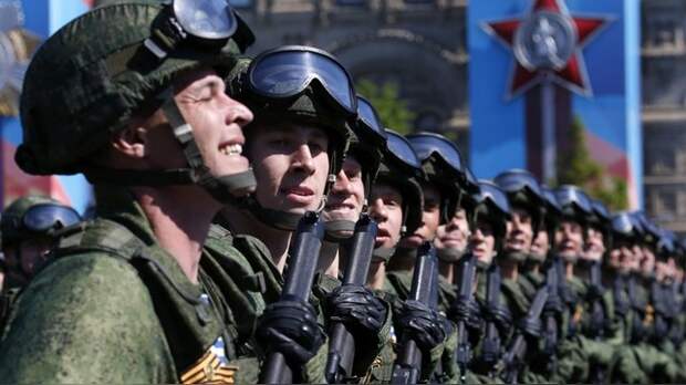 Читатели западных СМИ: Русские празднуют мир военным парадом