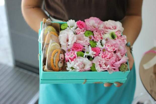 Как сделать модный букет в коробке из живых цветов