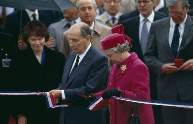 Королева Елизавета II и президент Франсуа Миттеран торжественно открывают туннель под проливом Ла-Манш. 14.11.1994. история, события, фото