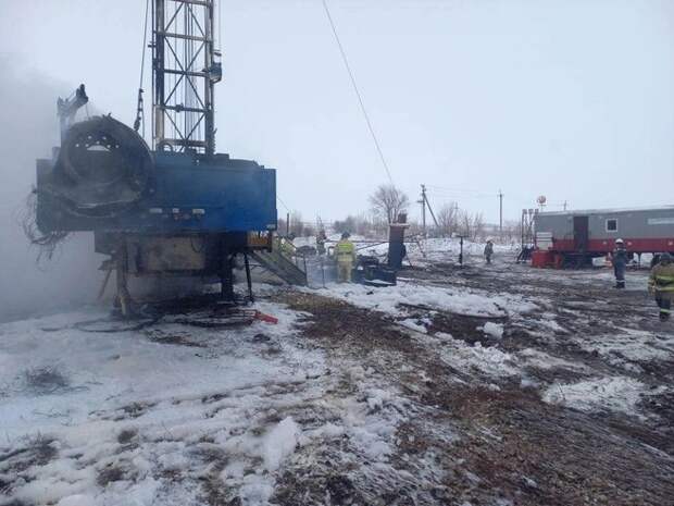 Четыре работника пострадали на горящей нефтяной скважине в Самарской области