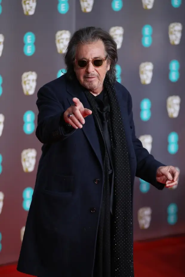 Встречается с 28-летней девушкой и танцует на улицах: как сейчас выглядит и чем занимается Аль Пачино