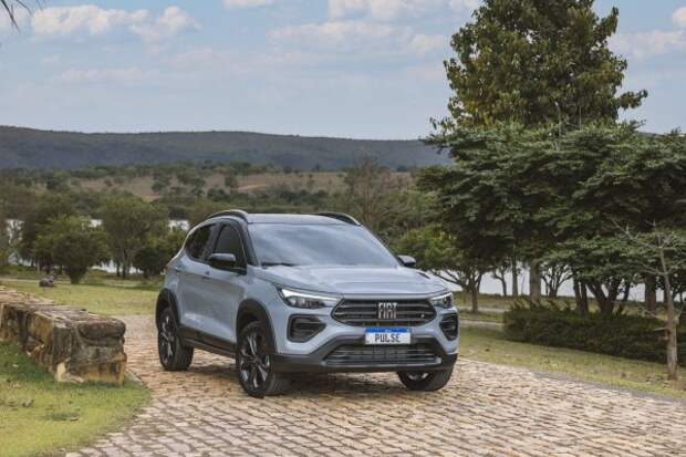 Выпущенный в прошлом году Fiat Pulse стал отличной альтернативой 500X для рынка Латинской Америки.Разработанная в Бразилии, эта модель может быть оснащена 1,3-литровым двигателем мощностью 101 л.с.в сочетании с МКПП или вариатором, а также 1,0-литровым турбомотором мощностью 120 л.с.и 6-ступенчатый автомат.Обе версии имеют передний привод, более мощная имеет электронно-имитируемую блокировку дифференциала.
