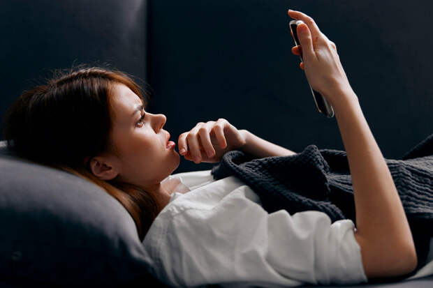 Врач Фролова: чтение новостной ленты на ночь может привести к бессоннице