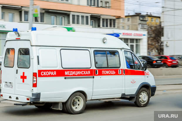 В Челябинске иномарка протаранила маршрутку. Двух пострадавших увезли с переломом позвоночника