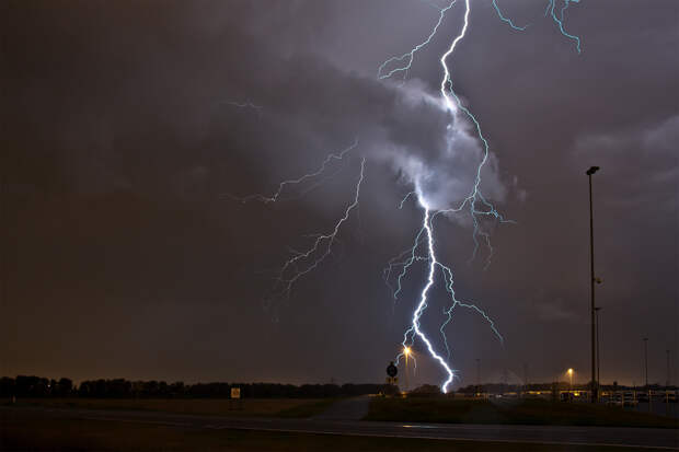 Россиянам развеяли страшный миф о попадании молнии в авто