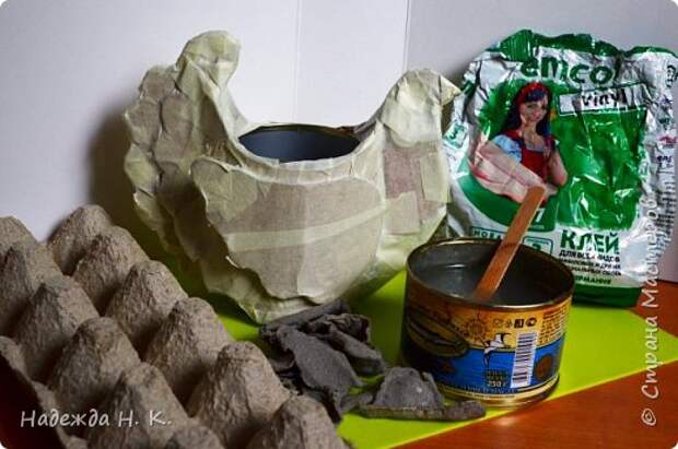 Здравствуйте, доброго времени суток! Сегодня я предлагаю вам посмотреть, как можно сделать к Пасхе вот такую нехитрую поделку в технике папье-маше. Небольшая "серебряная" вазочка в виде курочки  будет неплохим подарком для ваших друзей и близких. фото 23