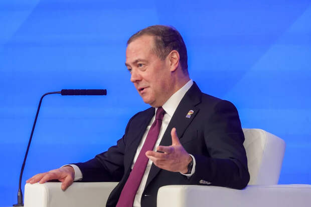 Медведев: новый учебник по обществознанию стал менее скучным