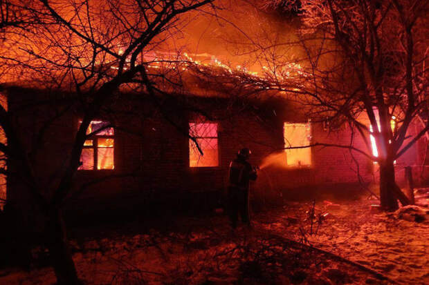 В Запорожье в результате удара ВСУ загорелся частный дом