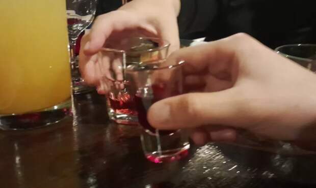 Кому стоит быть особенно осторожным с алкоголем