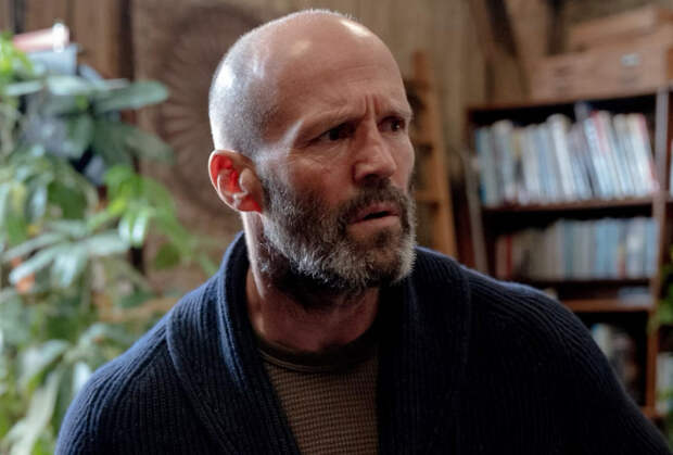 В кино — новый боевик с Джейсоном Стэйтемом «Убежище». Почему это один из лучших фильмов в карьере легенды экшена?