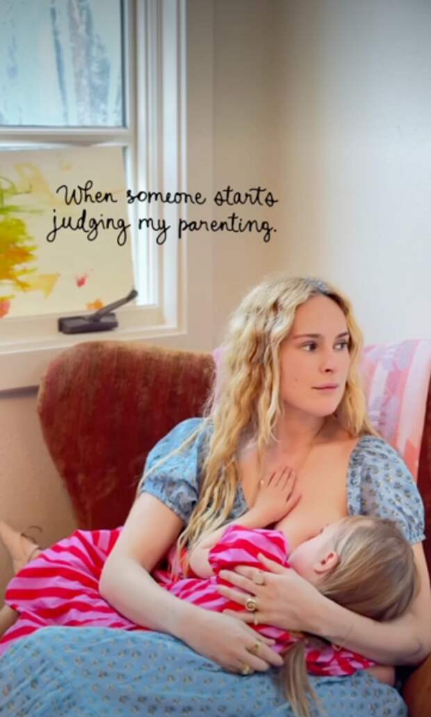 В ответ на хейт Румер Уиллис показала, как кормит грудью 3-летнюю дочь