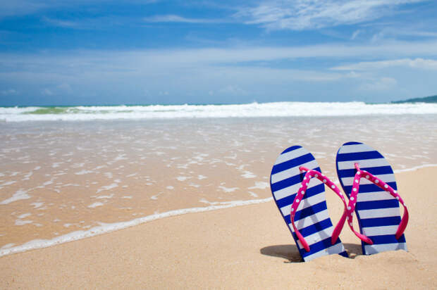 Пляжные сланцы всегда будут под рукой, и защищены от песка, если закрепить их на сумке. /Фото: it-markt.ch