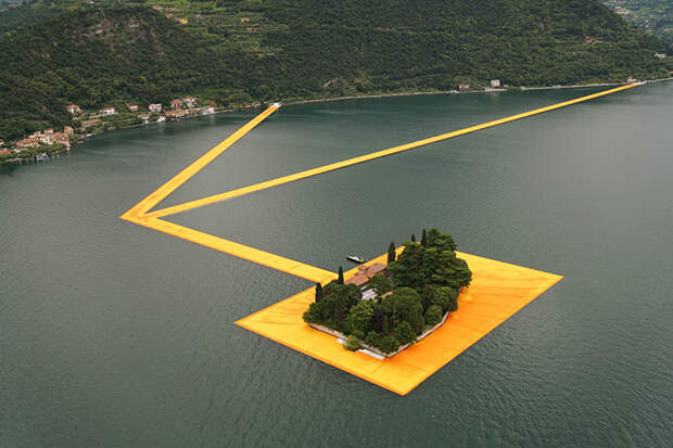 В Италии открылись плавающие дорожки на озере Изео