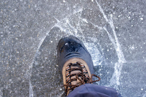 В Астраханской области пенсионер провалился под лед, переходя реку с сыном