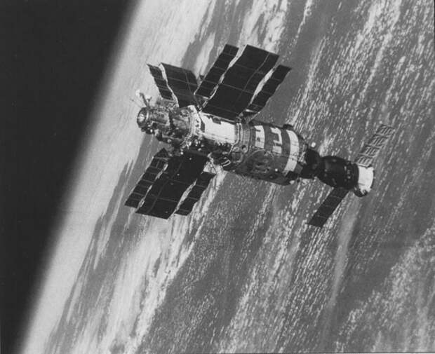 Станция салют 7 1985 год. Орбитальная Космическая станция салют 7. Салют 7 станция в СССР. Салют-5 орбитальная станция. Космический корабль салют 7.
