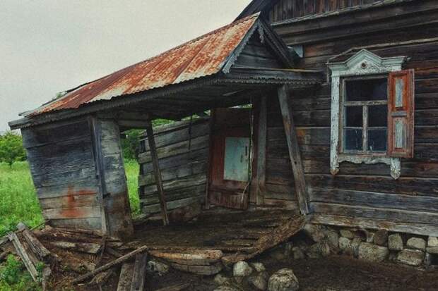 Не все дома в деревне заселены – встречаются пустые и разрушенные.