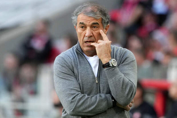 "Рубин" не может уволить тренера Рахимова, потому что он не берет трубку