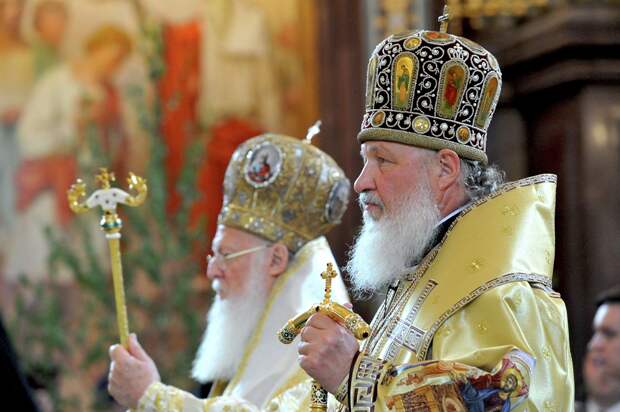 Патриархи Кирилл и Варфоломей во время совместной службы.png