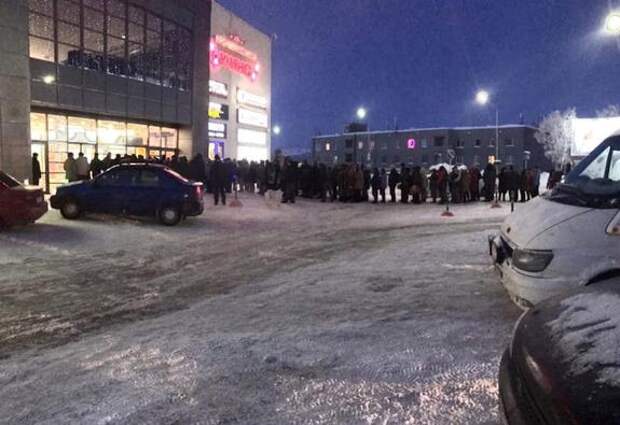 В Мурманске, городе рыбаков, люди стоят в километровых очередях за треской