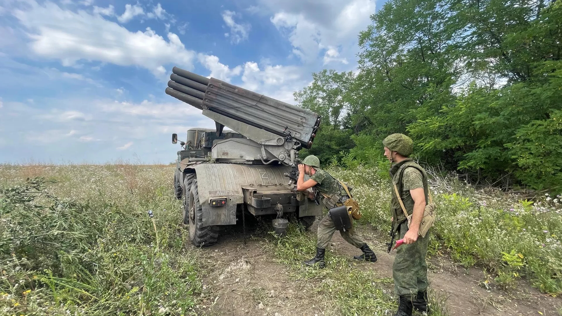Военнослужащие подразделения реактивной артиллерии и 1-й бригады армии ДНР готовятся к стрельбе по позициям ВСУ на Авдеевском направлении Военнослужащие подразделения реактивной артиллерии и 1-й бригады армии ДНР готовятся к стрельбе по позициям ВСУ на Авдеевском направлении - РИА Новости, 1920, 02.09.2022